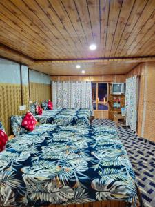 - une chambre avec un grand lit dans l'établissement New Snow View Resort pahalgam, à Pahalgām