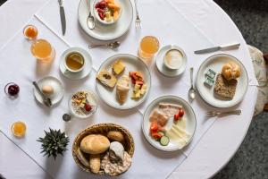 un tavolo bianco con piatti di cibo sopra di Weingarten Terlan - Rooms & Breakfast a Terlano