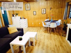 salon z kanapą i stołem w obiekcie Domek w Puszczy ,,Kocanka" w mieście Mężyk