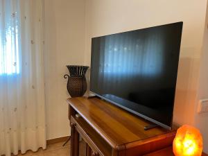 a flat screen tv sitting on top of a wooden table at Alojamiento Rural Ikigai in Losa del Obispo