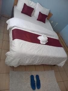 Un pat sau paturi într-o cameră la Hotel Illusions