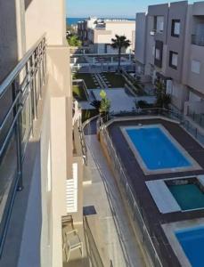 El Ahmar的住宿－إقامة طلال，大楼内带游泳池的阳台
