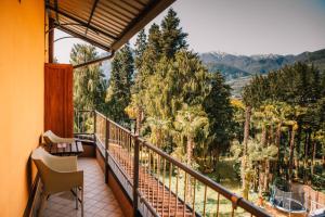 balkon z widokiem na drzewa i góry w obiekcie Arciduca Charming House Room & Breakfast w Arco