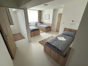 1 dormitorio con 2 camas y espejo en Penzion Raketa Bowling, en Opava