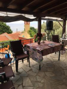 stół i krzesła na patio z widokiem w obiekcie Villa Velika GR w mieście Velika