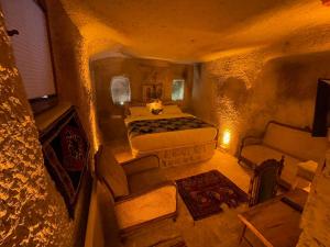 Nar的住宿－Lubberona Cave Cappadocia，洞穴内带床和沙发的房间