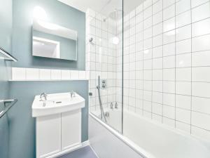 biała łazienka z umywalką i prysznicem w obiekcie Beautiful Apartment by Piccadilly Circus w mieście Edmonton