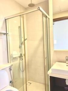 La salle de bains est pourvue d'une douche et d'un lavabo. dans l'établissement Centralize Stylish Loft Apartment Beside Mrt 摩登小屋, à Singapour