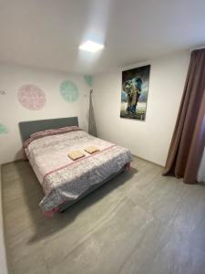 1 dormitorio con 1 cama con 2 toallas en Dunavska lepotica 2 en Belgrado