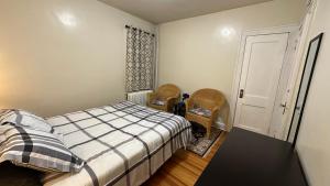Postel nebo postele na pokoji v ubytování Cozy Albany Home