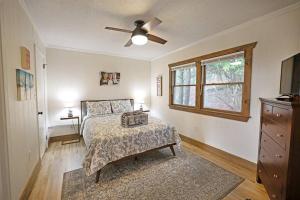 シュガー・マウンテンにあるView Grandfather Mountain, Ride Alpine Coaster, Dog Friendlyのベッドと天井扇風機のある寝室