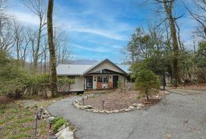 シュガー・マウンテンにあるView Grandfather Mountain, Ride Alpine Coaster, Dog Friendlyの家に続く道道のある家