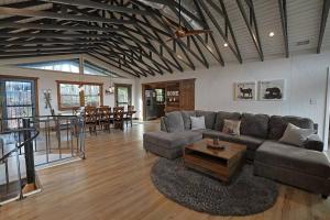 シュガー・マウンテンにあるView Grandfather Mountain, Ride Alpine Coaster, Dog Friendlyのソファとテーブルのあるリビングルーム