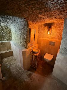 Nar的住宿－Lubberona Cave Cappadocia，享有带卫生间和水槽的浴室的顶部景致