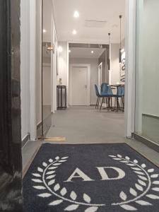um corredor de escritório com um tapete de ar condicionado no chão em AD Vatican Luxury Rooms em Roma