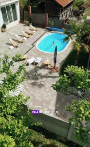 Green Hill Villa في كاليمانيشتي: مسبح بصالات جلوس وشخص يسبح