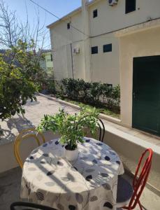 トゥチェピにあるApartment Lalićのバルコニー(植物のあるテーブルと椅子付)