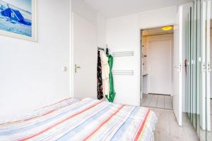 een witte slaapkamer met een bed en een hal bij de Skilbank in Makkum
