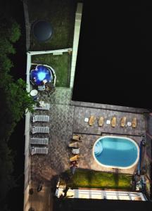 Green Hill Villa في كاليمانيشتي: اطلالة علوية على مسبح مع كراسي