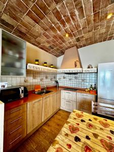a kitchen with wooden cabinets and a tv on the ceiling at Cap Sa Sal - Apartamento Vistamar in Begur
