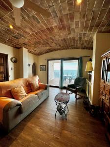 a living room with a couch and a table at Cap Sa Sal - Apartamento Vistamar in Begur