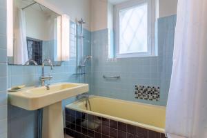 Koupelna v ubytování Maison trévignon à 100m de la plage + 21 fotografií