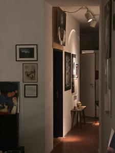 einen Flur mit Gemälden und Bildern an den Wänden in der Unterkunft Storage Loft Apartment in Berlin
