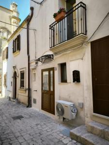 Un edificio con una puerta y un calentador en una calle. en da Nonna Maria, en Scicli