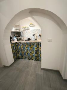 cocina con arco y encimera en una habitación en da Nonna Maria, en Scicli