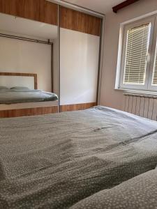 Een bed of bedden in een kamer bij Cozy House