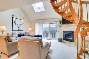 Cozy Jackson Condo with Mtn Views and Pool Access! في بارتليت: غرفة معيشة مع كنبتين ومدفأة