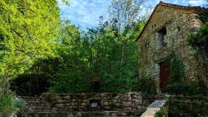 UrvalにあるBonfarto Locationsの階段と扉のある古い石造りの建物