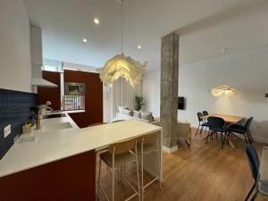 cocina y sala de estar con mesa y sillas en Arroyo 3 Apartments, en Sevilla