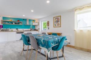 une cuisine et une salle à manger avec une table et des chaises dans l'établissement Penty house 500m de la plage, à Trégunc