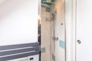 トレガンにあるPenty house 500m de la plageの緑と白のタイルを使用したバスルーム(シャワー付) +19枚の写真