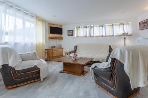 - un salon avec deux chaises et une table dans l'établissement Penty house 500m de la plage, à Trégunc