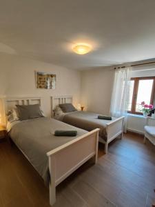1 dormitorio con 2 camas y ventana en Casa Luka Etxea en Zábal