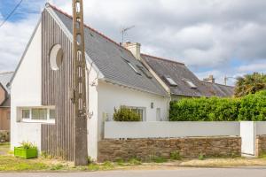 トレガンにあるPenty house 500m de la plageの黒屋根白屋根