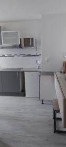 a kitchen with white counters and a white counter top at Appartement modern cosy Rosny -centre ville in Rosny-sous-Bois