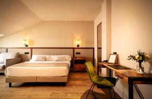 1 dormitorio con cama, escritorio y silla en Hotel Cigarral Santa María, en Toledo