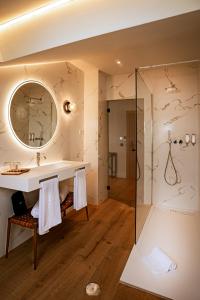 W łazience znajduje się umywalka i prysznic. w obiekcie Hotel Cigarral Santa María w mieście Toledo