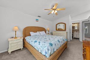 1 dormitorio con 1 cama y ventilador de techo en Enjoy your vacation at the Triple Wave Rider en Virginia Beach