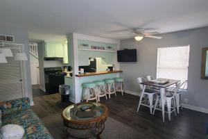 Dapur atau dapur kecil di Direct Gulf Views with Deeded Beach Access (#17) - Sleeps 7