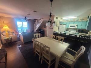 een keuken en een woonkamer met een tafel en stoelen bij Beautiful 3 Bedroom BEACHFRONT Condo (F3) - Sleeps 10 in Gulf Shores