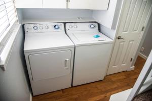 una lavadora y secadora blancas en una pequeña cocina en Direct Gulf Views with Deeded Beach Access (#17) - Sleeps 7, en Gulf Shores