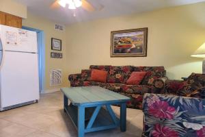 - un salon avec un canapé et une table dans l'établissement Super Cute With Deeded Beach Access (#26) - Sleeps 5, à Gulf Shores