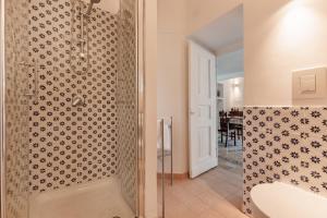 a bathroom with a shower and a sink at Villetta con giardino nel centro storico in Procida +28 photos