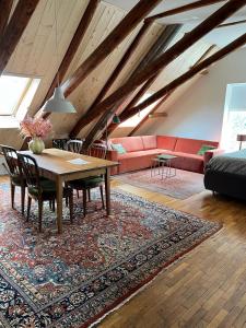 uma sala de estar com uma mesa e um sofá em Ark van Thesinge 