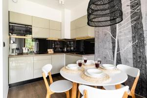 Kuchyňa alebo kuchynka v ubytovaní Apartamenty Pod Giewontem Lux&Spa Zakopane
