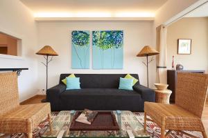 sala de estar con sofá y 2 sillas en Sea View 2 Mins Walk To Beach And Estoril Casino en Estoril